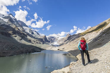 Frau mit Rucksack, stehend in der Nähe des Sandersees am Großglockner, Österreich - FOF13723