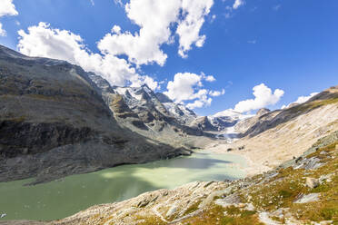 Sandersee in der Nähe von Bergen unter bewölktem Himmel am Großglockner, Österreich - FOF13724