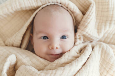 Lächelndes süßes Baby in Decke eingewickelt - NDEF01529