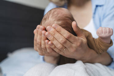 Mutter hält kleinen Jungen zu Hause in den Händen - NDEF01554