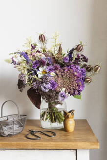 Blumenstrauß aus Schnittblumen auf Holzschrank - EVGF04433