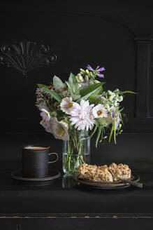 Tasse Kaffee, Stücke von Apfelkuchen und blühende Blumen in einem Gefäß - EVGF04436