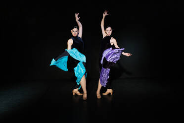Schöne Flamenco-Tänzerinnen vor schwarzem Hintergrund - MRRF02728