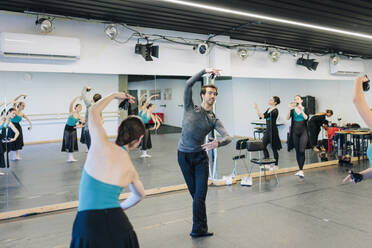 Lehrerin unterrichtet Flamenco-Tanz für Studenten im Studio - MRRF02743