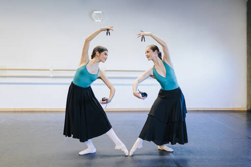 Flamenco-Tänzer üben miteinander im Tanzstudio - MRRF02745