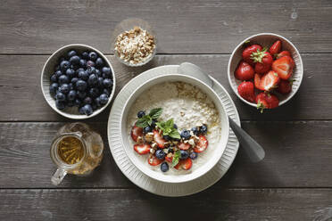 Studioaufnahme einer Schüssel Porridge mit Blaubeeren und Erdbeeren - EVGF04453