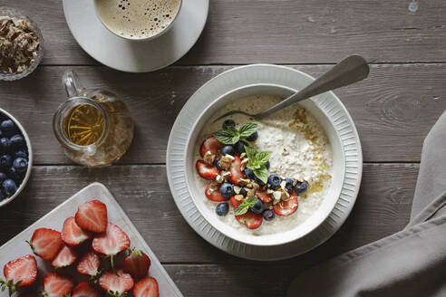 Studioaufnahme einer Schüssel Porridge mit Blaubeeren und Erdbeeren - EVGF04461