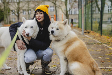 Lächelnde Frau mit Hunden im Herbstpark - JCCMF11073