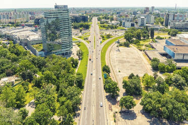 Slowakei, Region Bratislava, Bratislava, Luftaufnahme einer geraden Autobahn inmitten des Stadtteils Petrzalka - TAMF04053