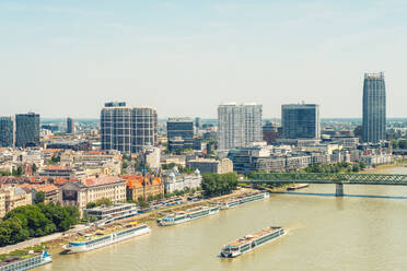 Slowakei, Region Bratislava, Bratislava, Donau im Sommer mit Wolkenkratzern im Hintergrund - TAMF04055