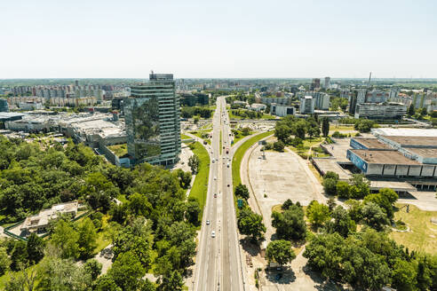 Slowakei, Region Bratislava, Bratislava, Luftaufnahme einer geraden Autobahn inmitten des Stadtteils Petrzalka - TAMF04057