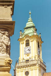 Slowakei, Region Bratislava, Bratislava, Altes Rathaus mit Maximiliansbrunnen im Vordergrund - TAMF04060