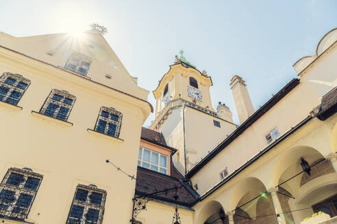 Slowakei, Region Bratislava, Bratislava, Sonnenschein über dem alten Rathaus - TAMF04061