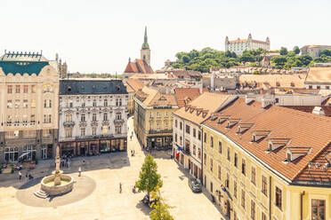 Slowakei, Region Bratislava, Bratislava, Hauptplatz mit der Burg von Bratislava im Hintergrund - TAMF04062