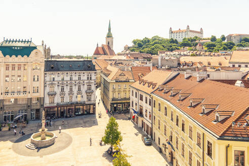 Slowakei, Region Bratislava, Bratislava, Hauptplatz mit der Burg von Bratislava im Hintergrund - TAMF04062