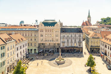 Slowakei, Region Bratislava, Bratislava, Hauptplatz und umliegende Altstadthäuser - TAMF04063