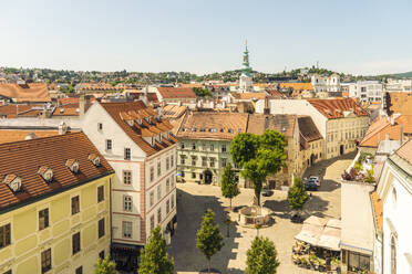 Slowakei, Region Bratislava, Bratislava, Franziskanerplatz und umliegende Häuser im Sommer - TAMF04064