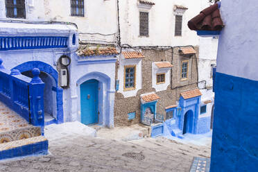 Blau gefärbte Häuser in Chefchaouen in Marokko, Afrika - PCLF00925