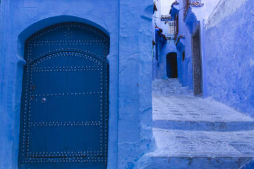 Blaue Tür eines Hauses in Chefchaouen in Marokko, Afrika - PCLF00933