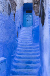 Blaue Treppen in Chefchaouen in Marokko, Afrika - PCLF00934