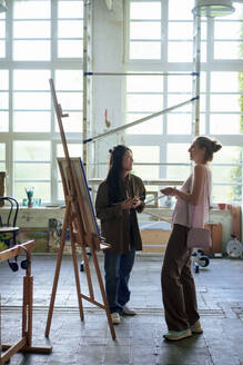 Frau und Maler an der Staffelei im Atelier stehend - JOSEF22818
