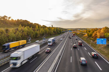 Deutschland, Baden-Württemberg, Leonberg, Verkehr auf der Bundesautobahn 8 - WDF07496