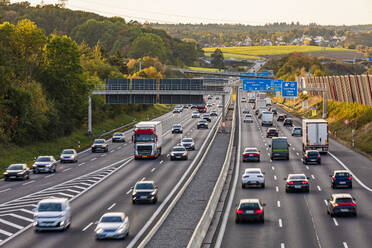 Deutschland, Baden-Württemberg, Leonberg, Verkehr auf der Bundesautobahn 8 - WDF07497