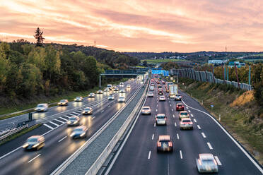 Deutschland, Baden-Württemberg, Leonberg, Verkehr auf der Bundesautobahn 8 in der Abenddämmerung - WDF07499