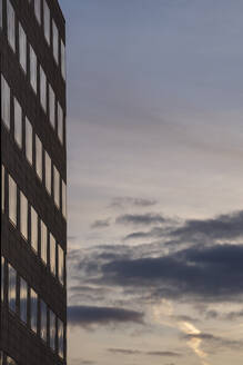 Deutschland, Berlin, Fenster eines Bürogebäudes in der Abenddämmerung - NGF00807