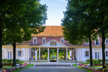 Deutschland, Bayern, Bad Bocklet, Sommergarten vor dem Kurhaus - LBF03862