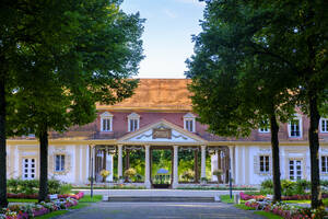 Deutschland, Bayern, Bad Bocklet, Sommergarten vor dem Kurhaus - LBF03862