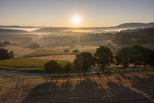 Deutschland, Hessen, Weißenborn, Werratal bei nebligem Sonnenaufgang - LBF03863