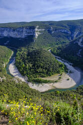 Frankreich, Ardeche, Vallon-Pont-dArc, Altarmschleife in den Gorges de lArdeche - LBF03865