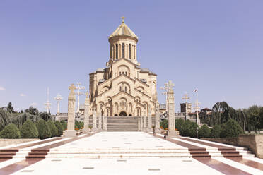 Kathedrale der Heiligen Dreifaltigkeit von Tiflis unter dem Himmel in Georgien - PCLF00936