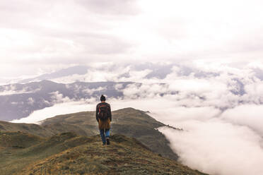 Mann auf dem Berg Mestia in der Nähe der Wolken - PCLF00962
