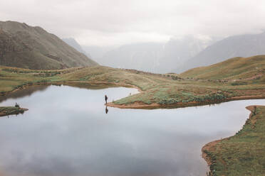 Frau in der Nähe des Koruldi-Sees in Mestia, Georgien - PCLF00967