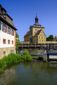 Deutschland, Bayern, Bamberg, Fluss Regnitz und altes Rathaus im Sommer - LBF03871
