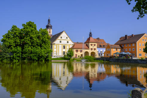 Germany, Bavaria, Allersberg, Town pond in summer - LBF03873