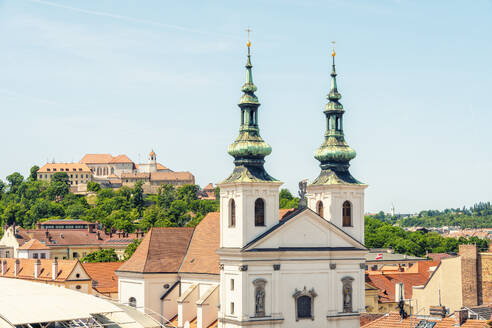Tschechische Republik, Südmährische Region, Brünn, St. Michael Kirche mit Schloss Spilberk im Hintergrund - TAMF04066