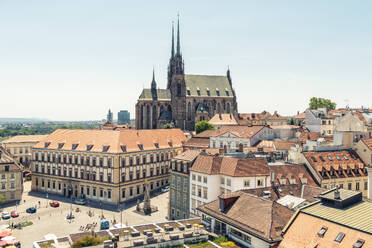 Tschechische Republik, Südmährische Region, Brünn, Krautmarkt mit der Kathedrale St. Peter und Paul im Hintergrund - TAMF04067