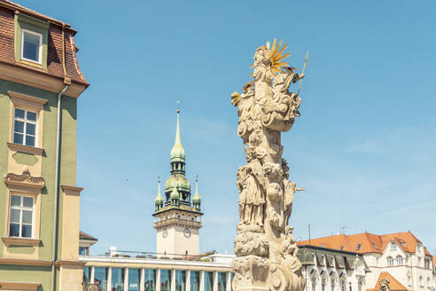 Tschechische Republik, Südmährische Region, Brünn, Dreifaltigkeitssäule mit Turm des alten Rathauses im Hintergrund - TAMF04074