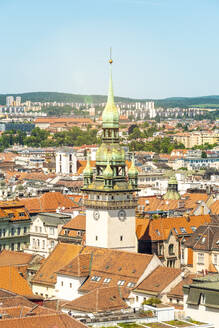 Tschechische Republik, Südmährische Region, Brünn, Historisches Rathaus umgeben von alten Bürgerhäusern - TAMF04077