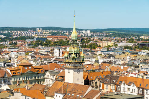 Tschechische Republik, Südmährische Region, Brünn, Historisches Rathaus umgeben von alten Bürgerhäusern - TAMF04078