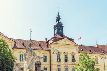 Tschechische Republik, Südmährische Region, Brünn, Statue vor dem Neuen Rathaus mit dem Turm der Kirche St. Michael im Hintergrund - TAMF04080