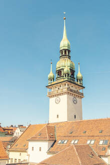Tschechische Republik, Südmährische Region, Brünn, Turm des historischen Rathauses gegen klaren Himmel - TAMF04085