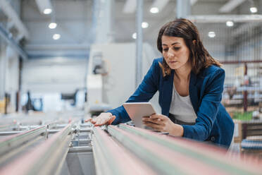 Ingenieur, der einen Tablet-PC benutzt und Maschinen in der Industrie untersucht - JOSEF22958