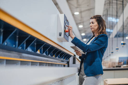 Ingenieur mit Tablet-PC bei der Verwendung einer Steuertafel in der Industrie - JOSEF22972