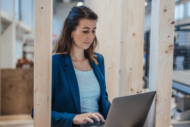 Architekt mit Laptop in der Industrie - JOSEF22974