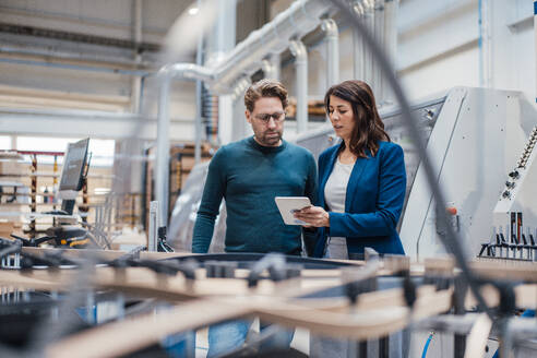 Ingenieure diskutieren über Tablet-Computer in der Industrie - JOSEF23029