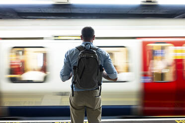 Älterer Geschäftsmann auf dem Bahnsteig einer U-Bahn stehend - WPEF08070